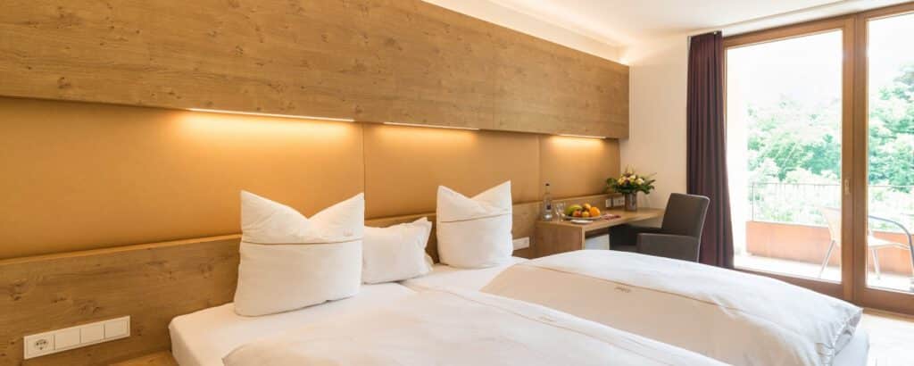 Modernes Doppelzimmer in Altenahr: Brunnenhaus im Hotel Ruland mit Balkon oder Terrasse, Blick ins Ahrtal und hochwertiger Ausstattung.