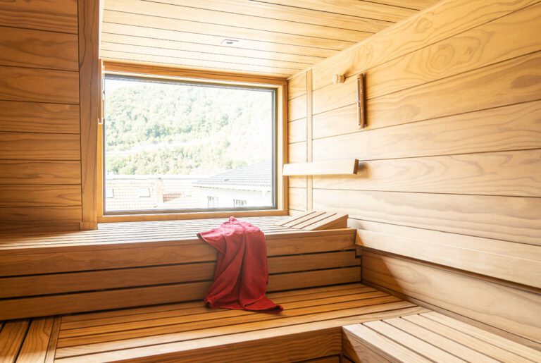 Sauna im Hotel Ruland Altenahr mit Holzverkleidung und Fensterblick