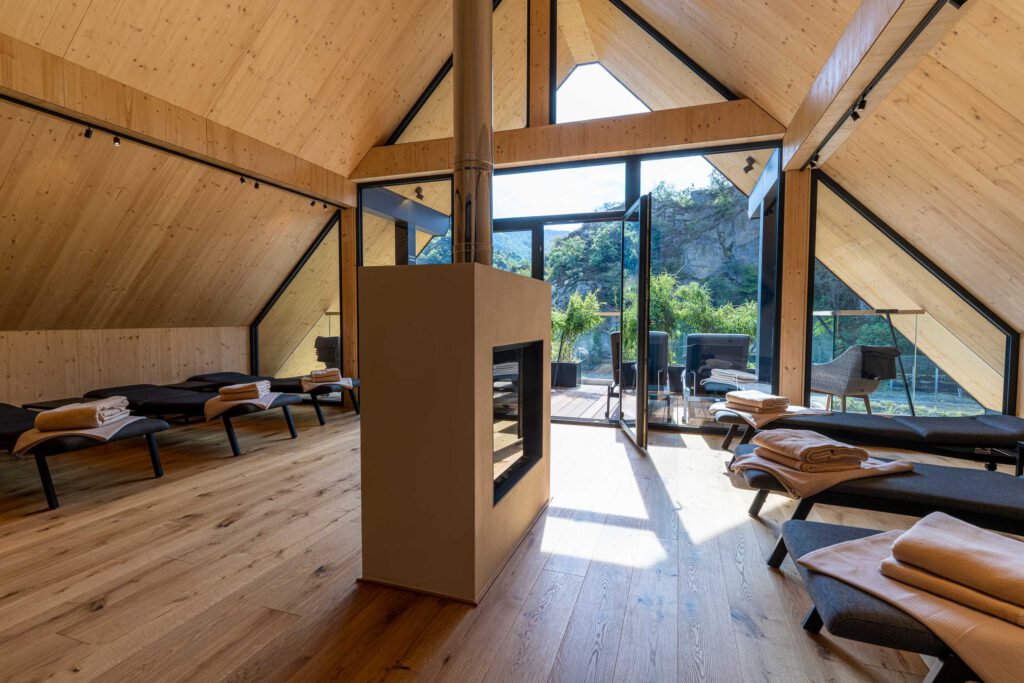 Wellnessbereich im Hotel Ruland Altenahr mit viel Tageslicht