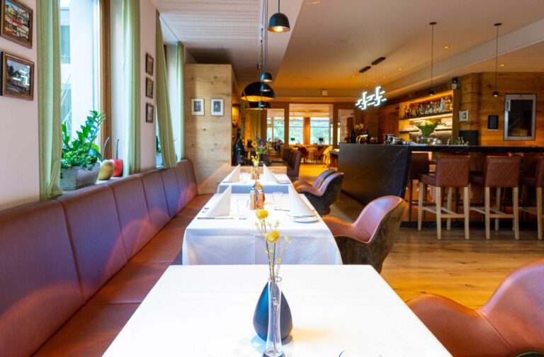 Restaurant im Hotel Ruland Altenahr mit stilvoll gedeckten Tischen