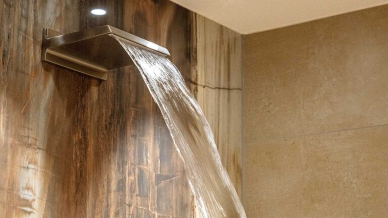 Wasser läuft aus einem Hahn im Wellnessbereich des Hotel Ruland Altenahr