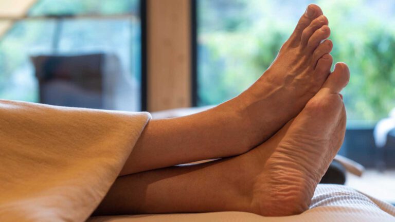 Detailaufnahme von Füßen im Wellnessbereich des Hotel Ruland Altenahr