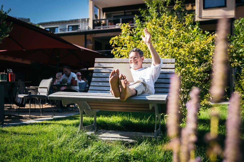 Gast entspannt im Weingarten und Biergarten des Hotel Ruland Altenahr auf einer Liege