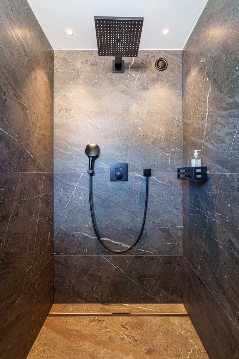Dusche im Badezimmer des Hotel Ruland Altenahr mit moderner Ausstattung
