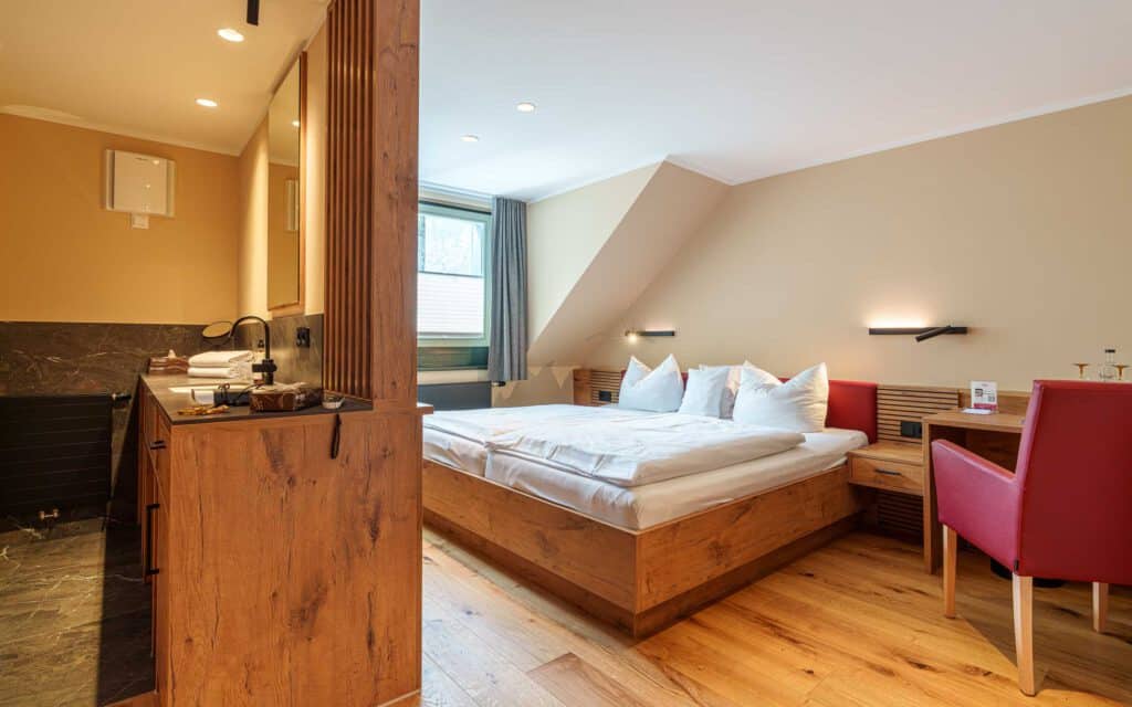 Schlafzimmer im Hotel Ruland Altenahr mit Dachschräge