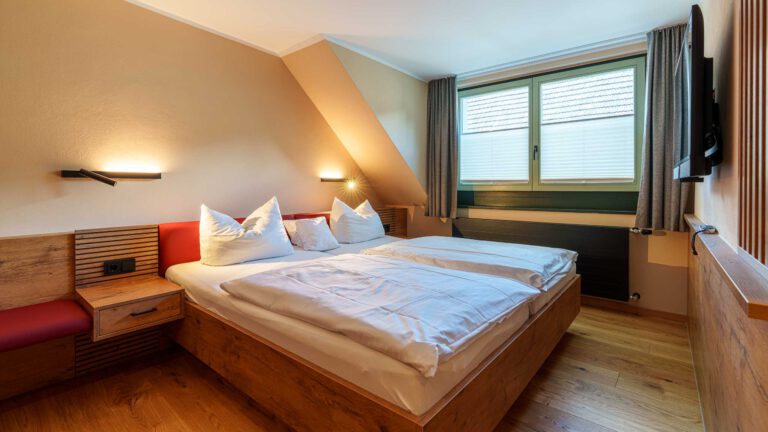 Doppelzimmer im Hotel Ruland Altenahr mit großzügigem Bett