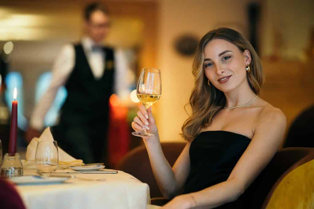 Gast mit Wein im Restaurant des Hotel Ruland Altenahr