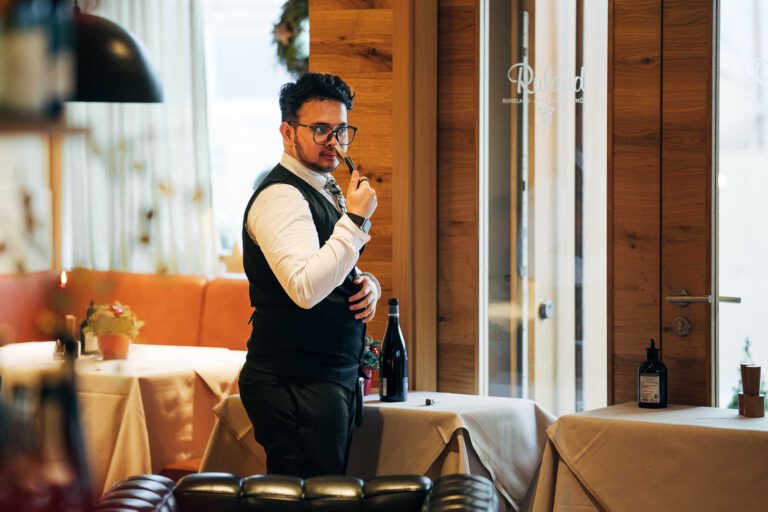 Servicekraft im Restaurant des Hotel Ruland Altenahr beim Servieren