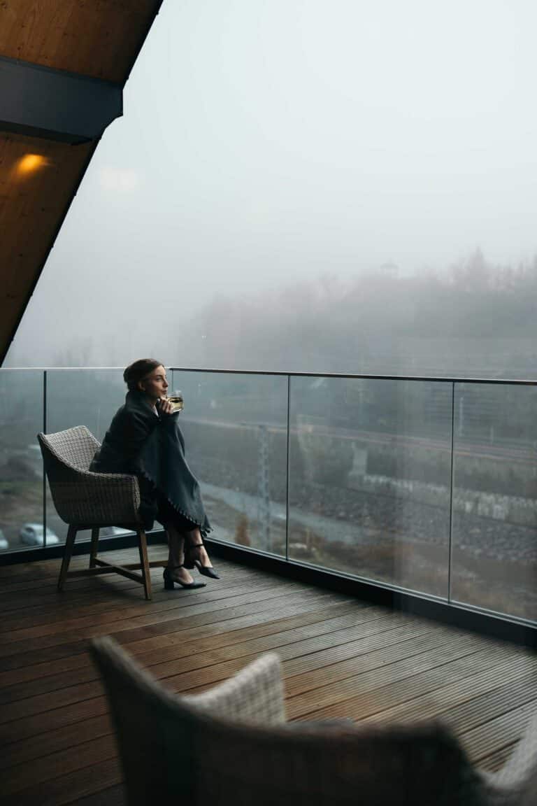 Gast genießt Aussicht vom Balkon im Hotel Ruland Altenahr