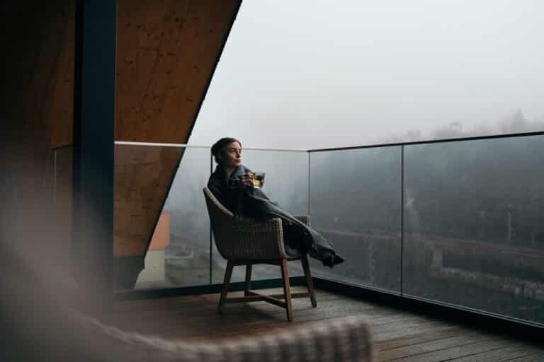 Ruhebereich mit Balkon im Hotel Ruland Altenahr bei Nebelstimmung
