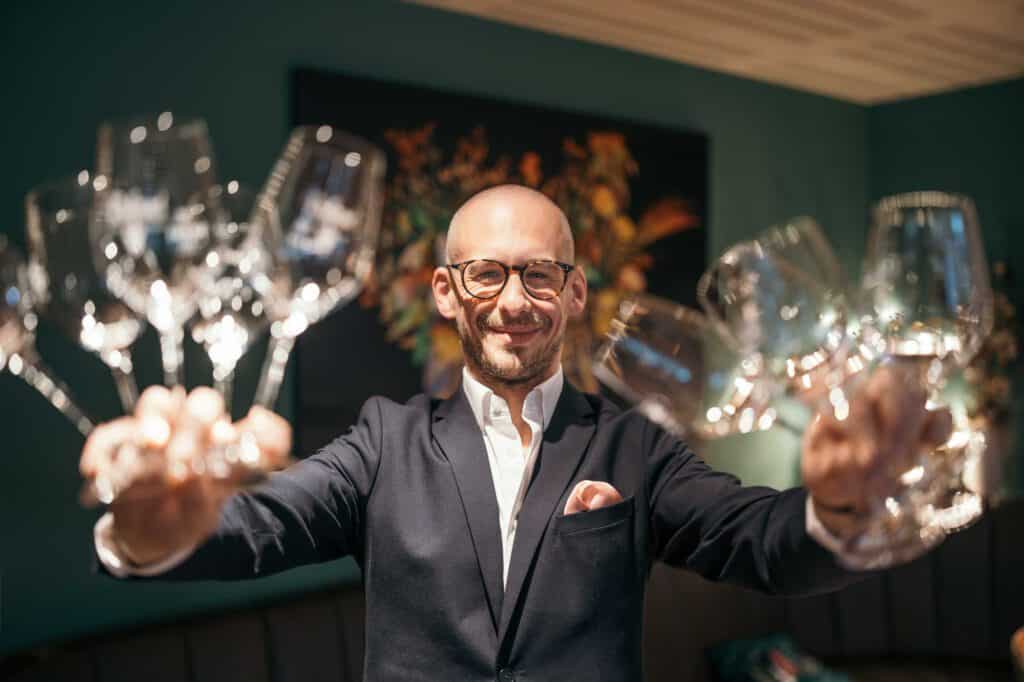 Somellier im Hotel Ruland Altenahr begrüßt Gäste im Restaurant