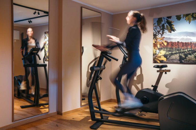 Training auf dem Laufband im Fitnessraum des Hotel Ruland